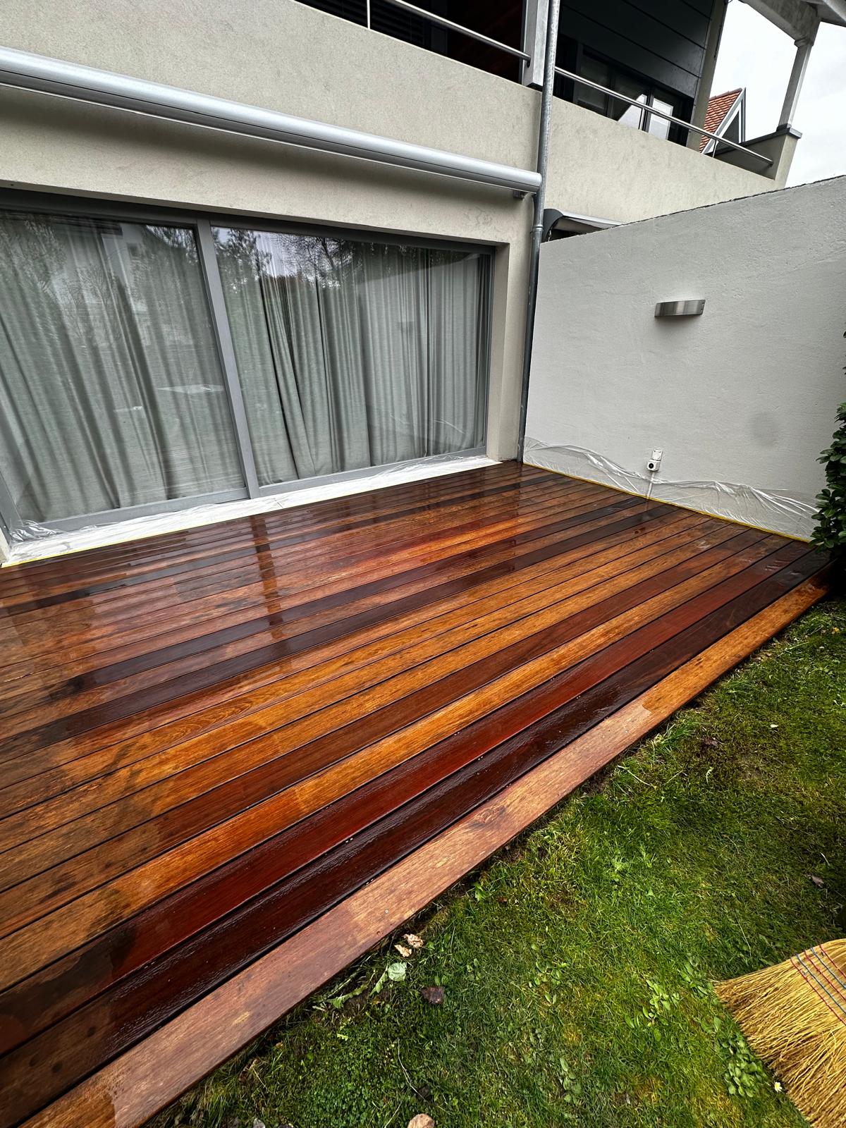 Terrasse rénovée après brossage et application du dégriseur