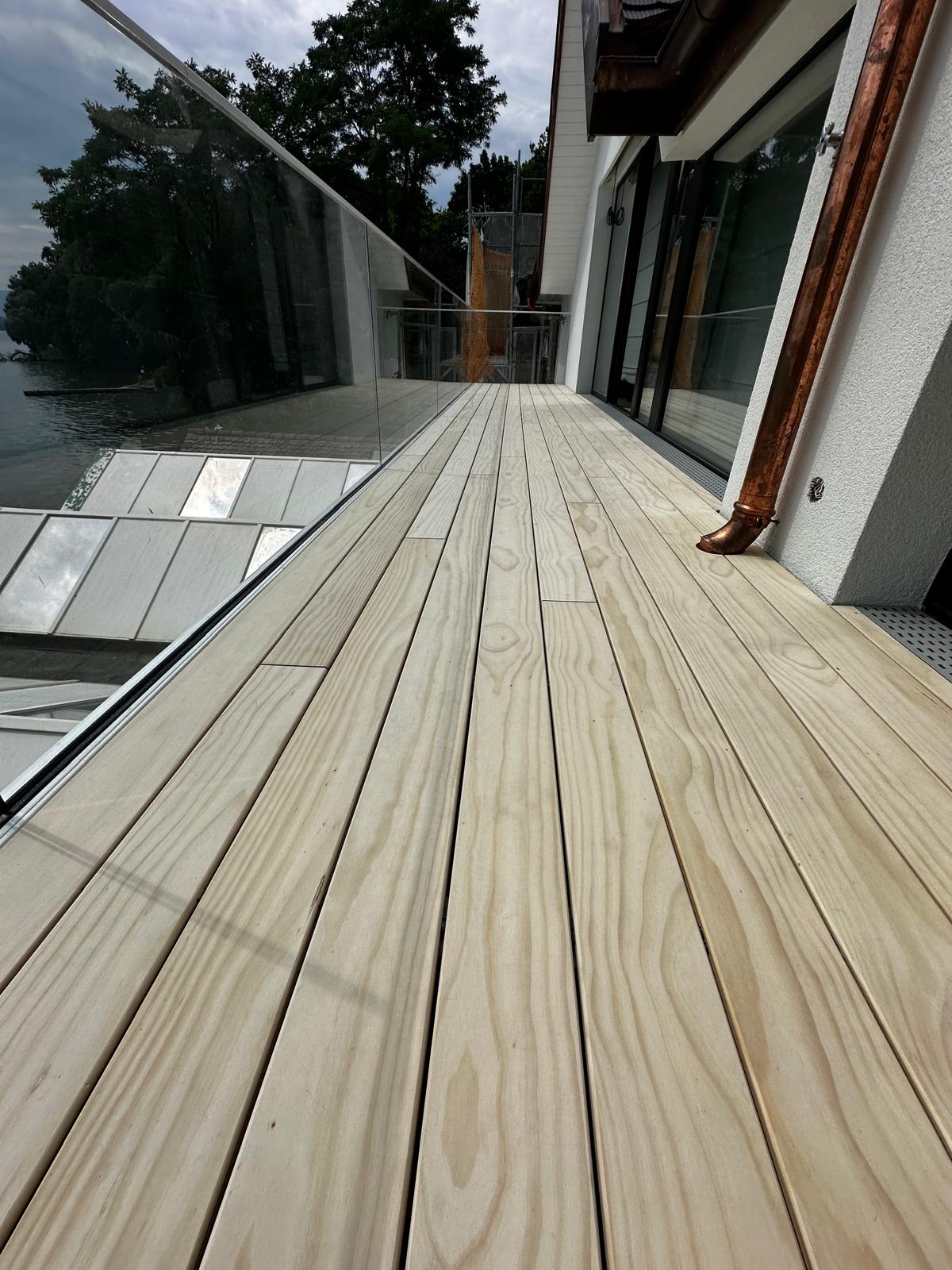 Platelage en lames d'Accoya posé