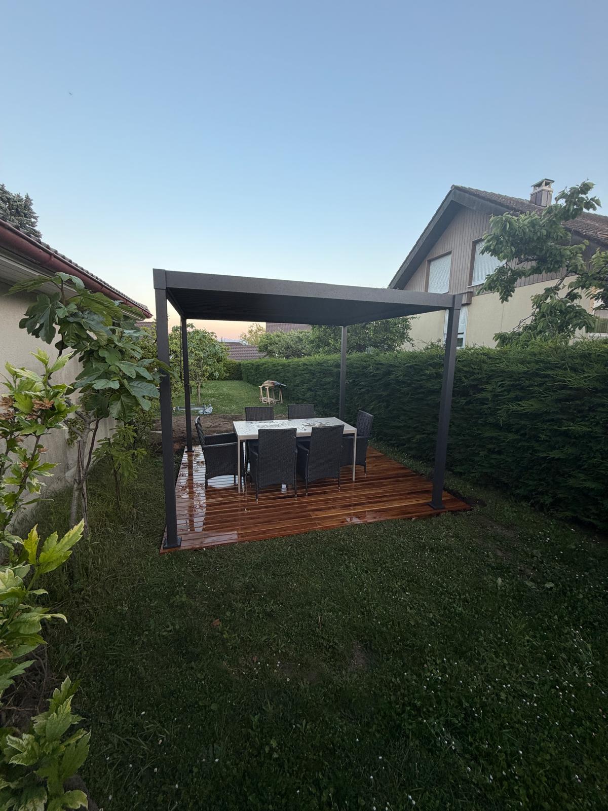 Pergola équipée, mobilier en place