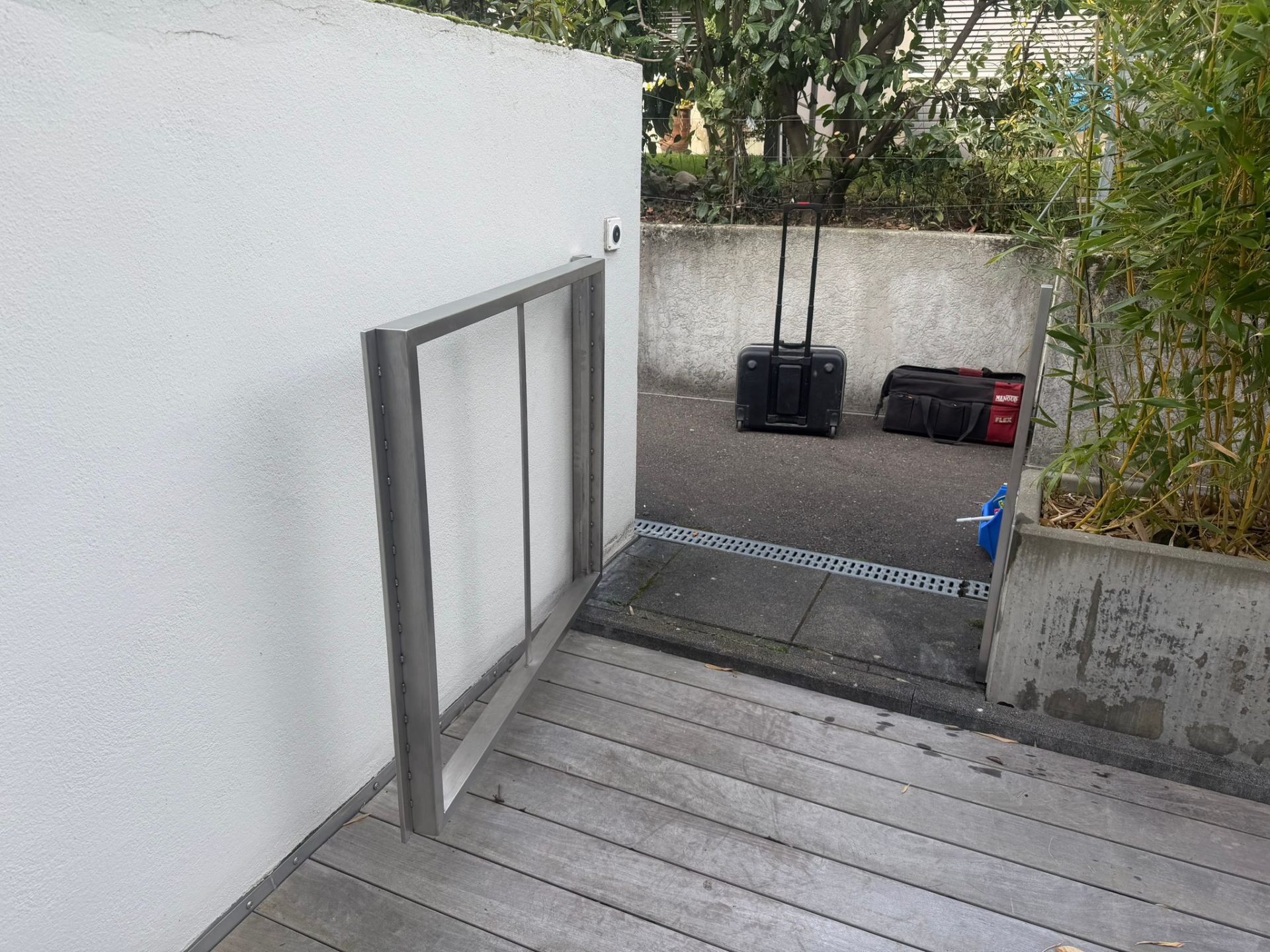 Phase 2 : structure inox du portail en cours d'installation