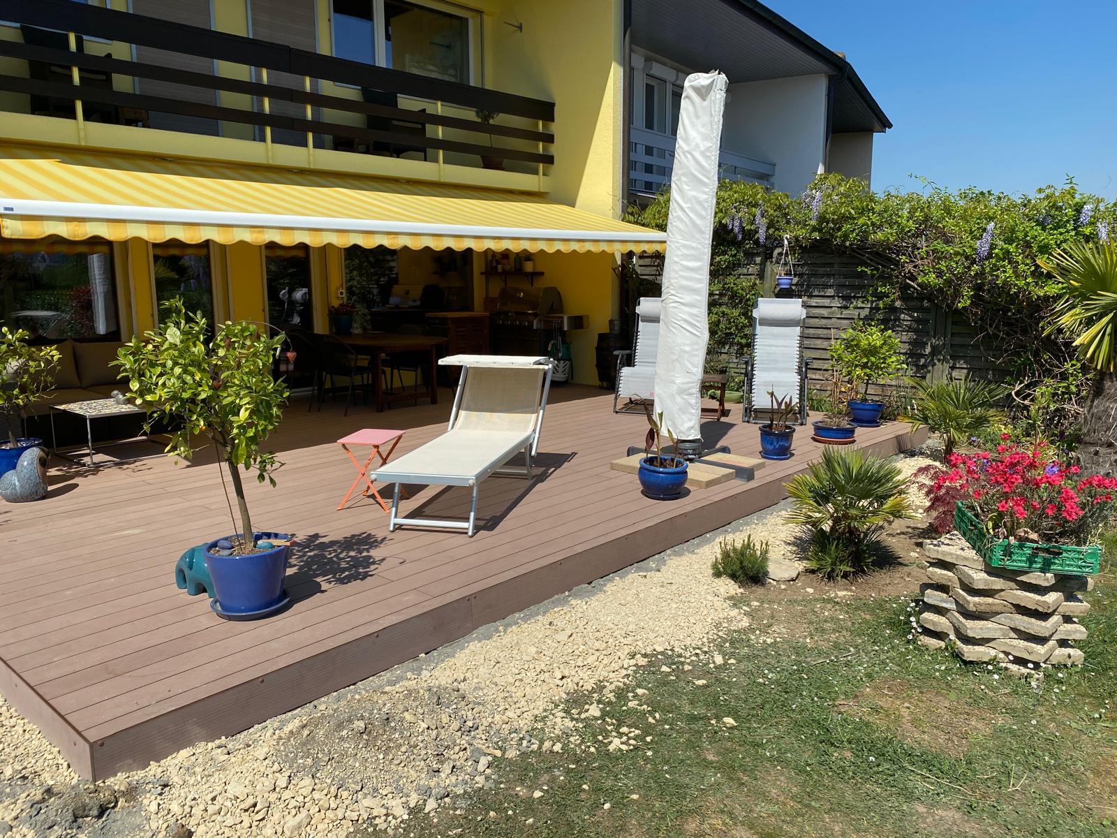 Terrasse finie, mobilier installé sous le store