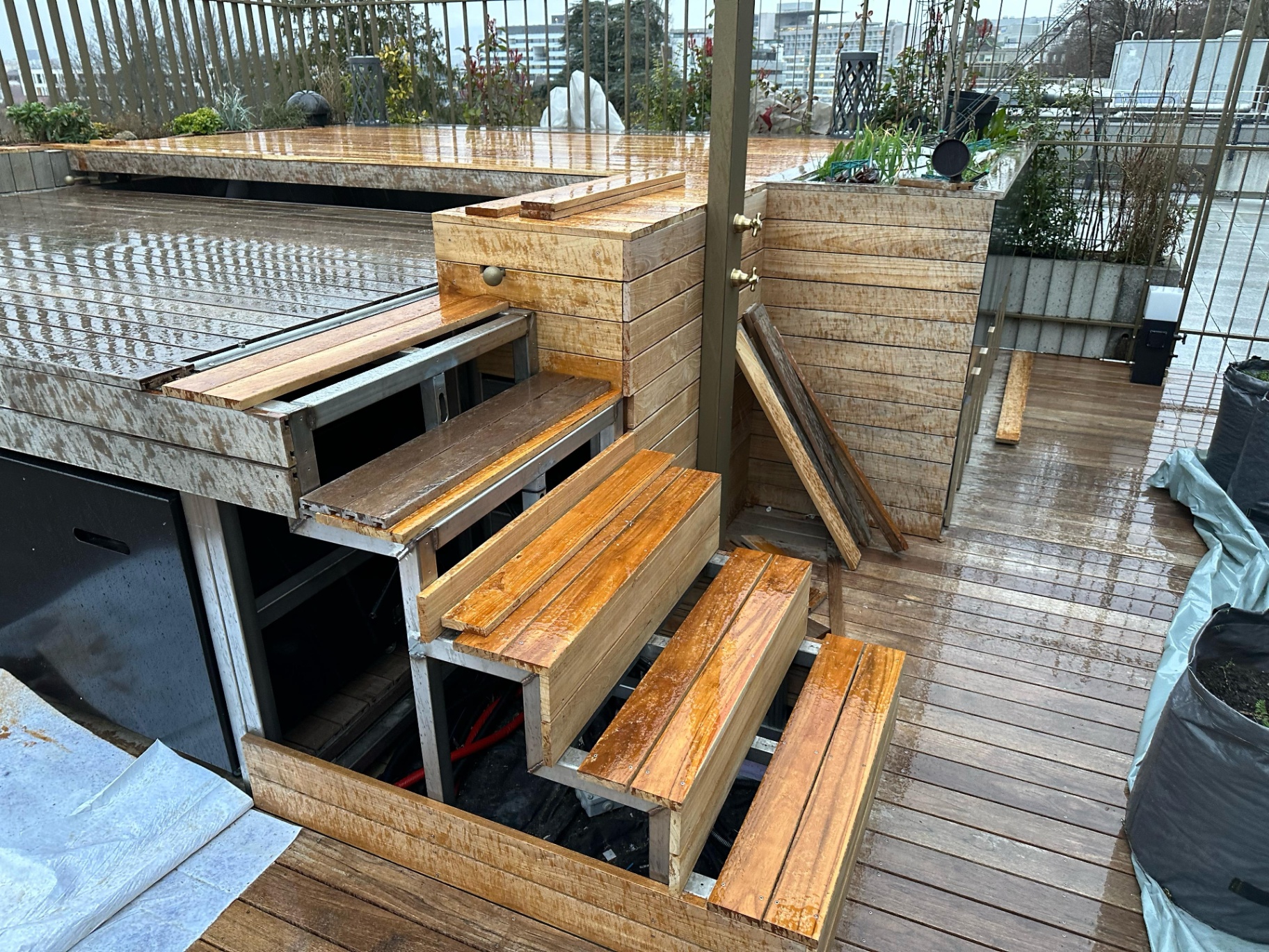 Montage de l'escalier sur double structure inox / bois