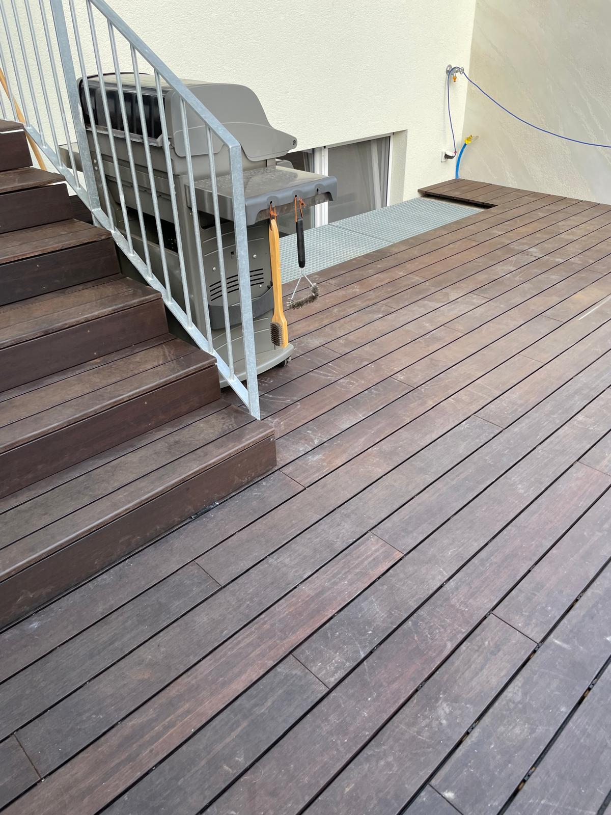 Vue d'ensemble terrasse et escalier en bambou