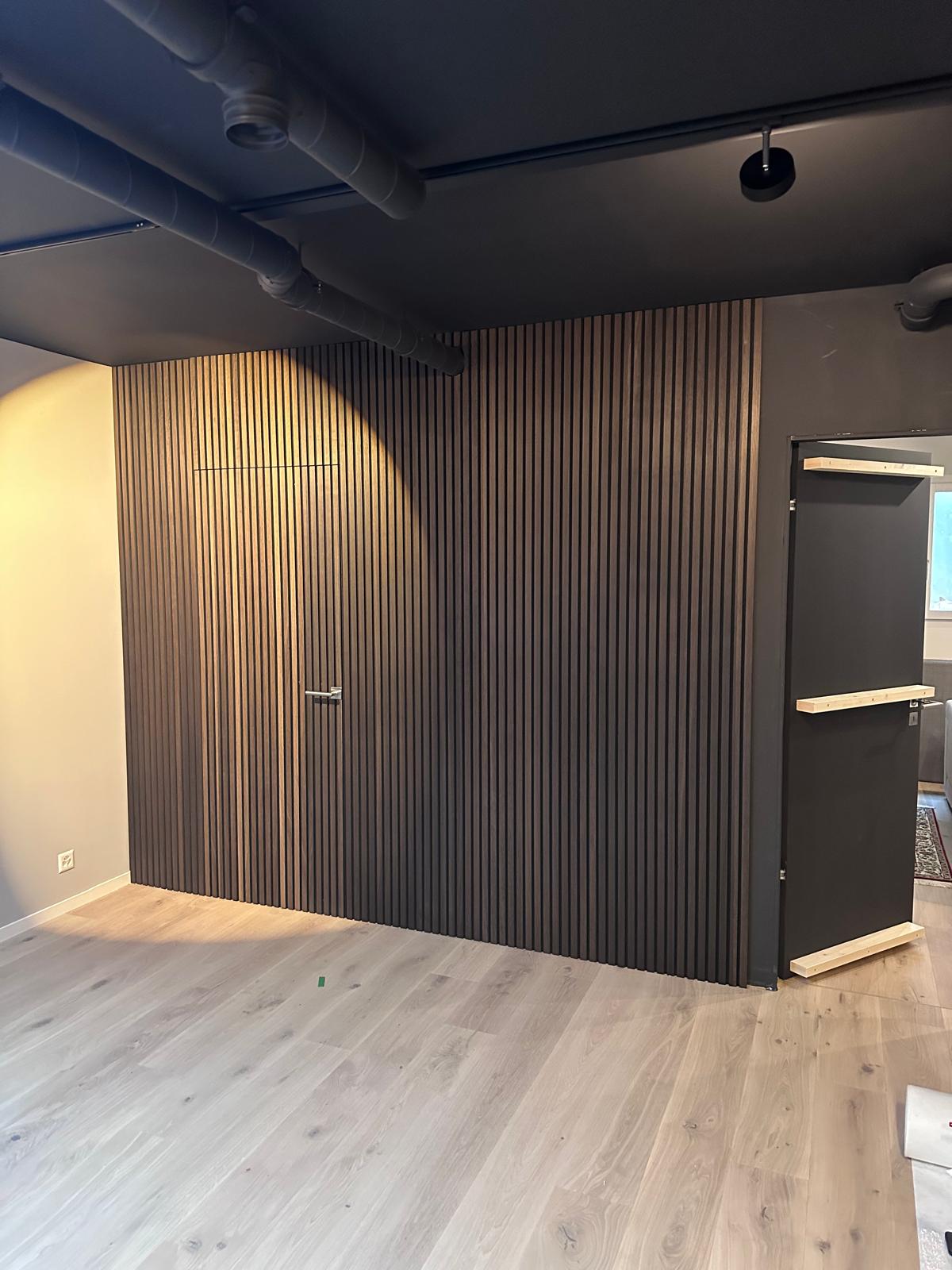 Détail du mur technique en tasseaux verticaux