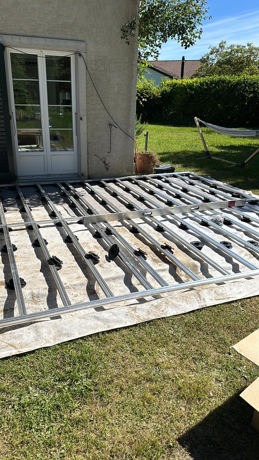 Sous-construction aluminium posée sur plots réglables