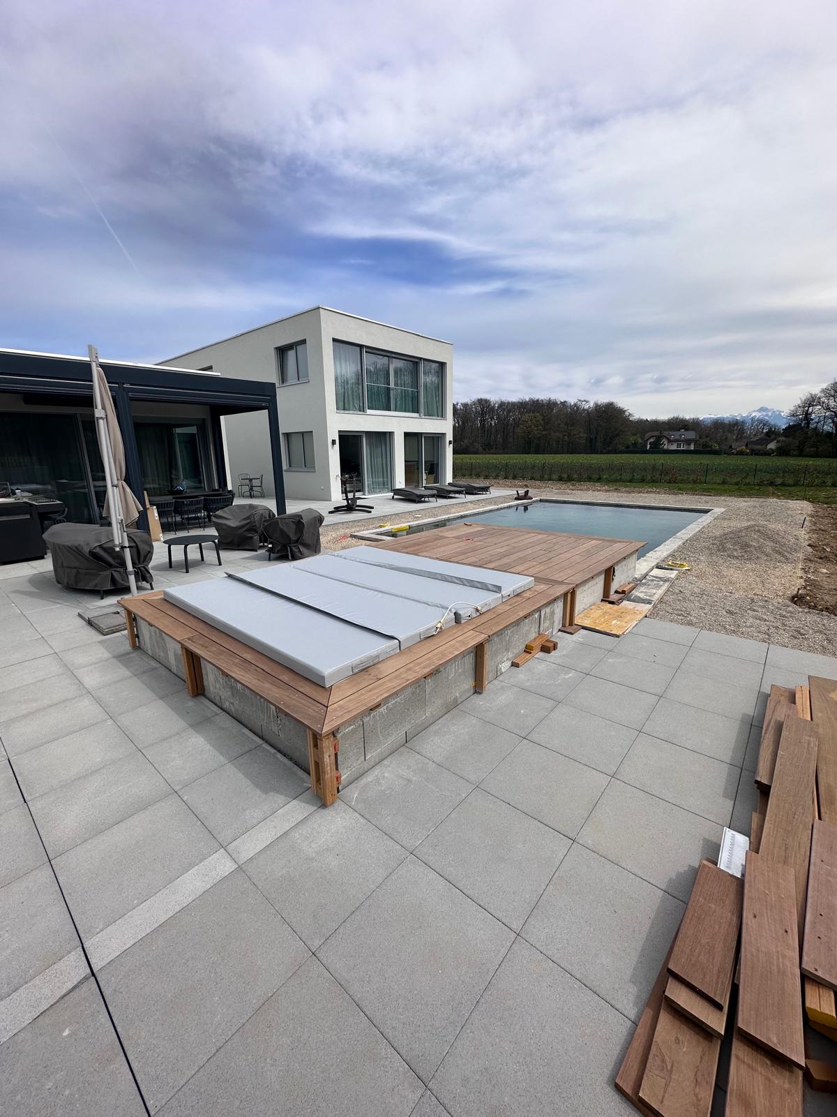 Habillage bois sur-mesure du bloc jacuzzi extérieur