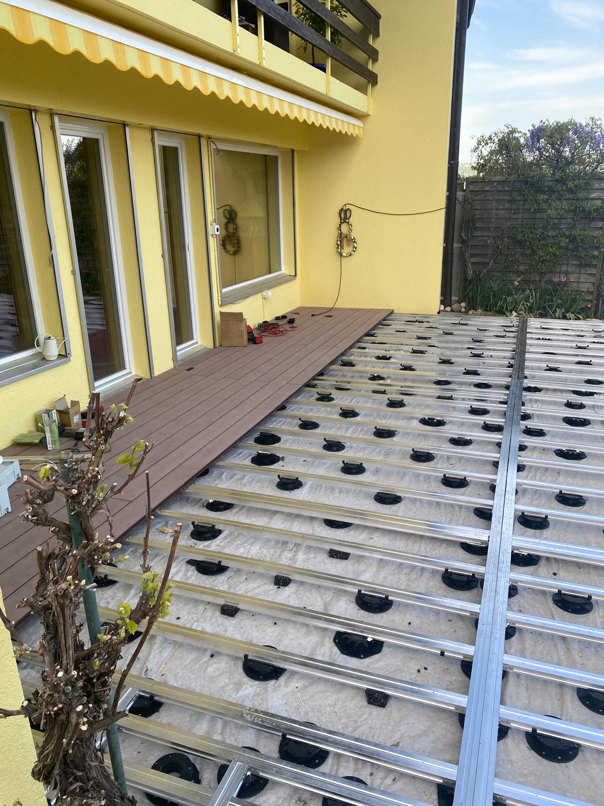 Structure aluminium sur plots réglables et géotextile en place