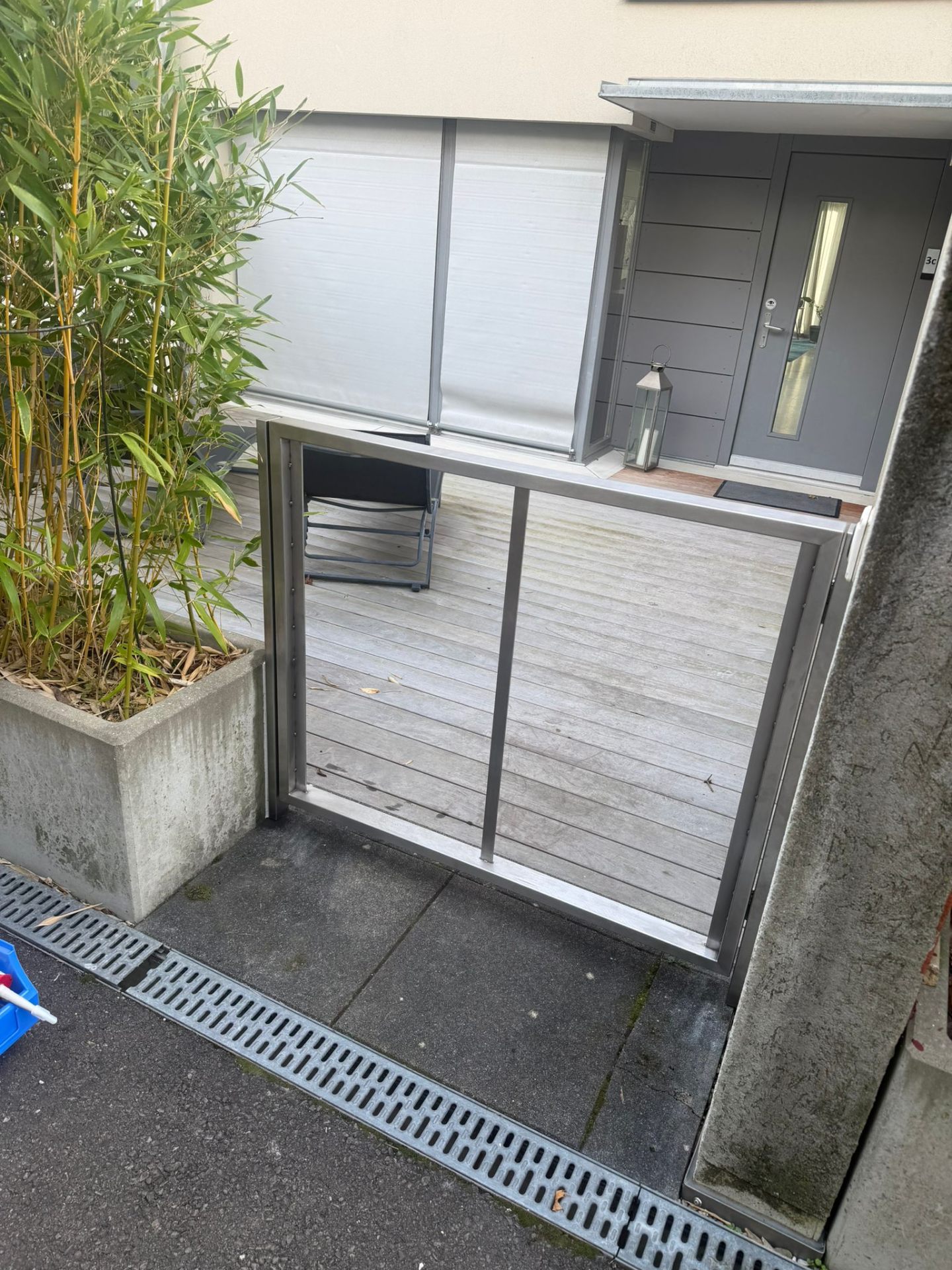 Cadre inox sur-mesure ajusté avant l'habillage bois