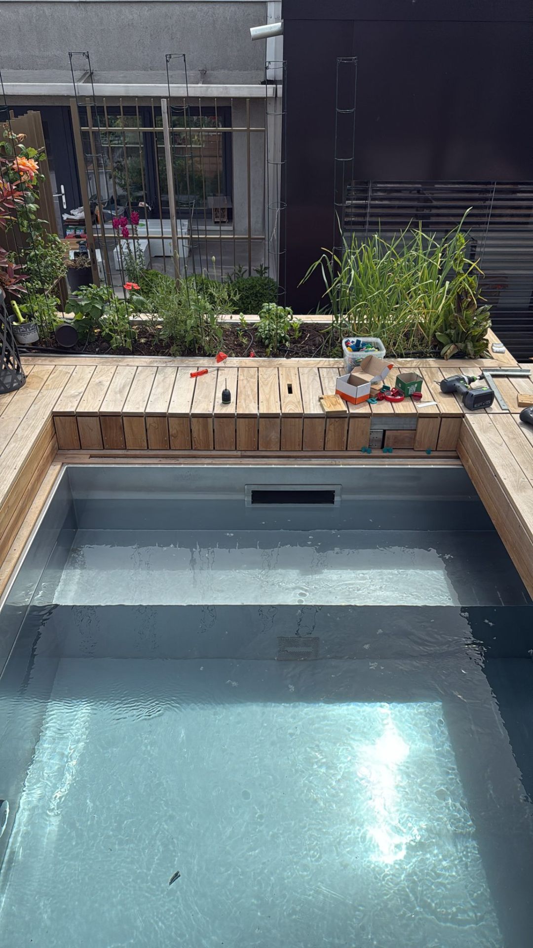 Pose des nouvelles lames autour de la piscine